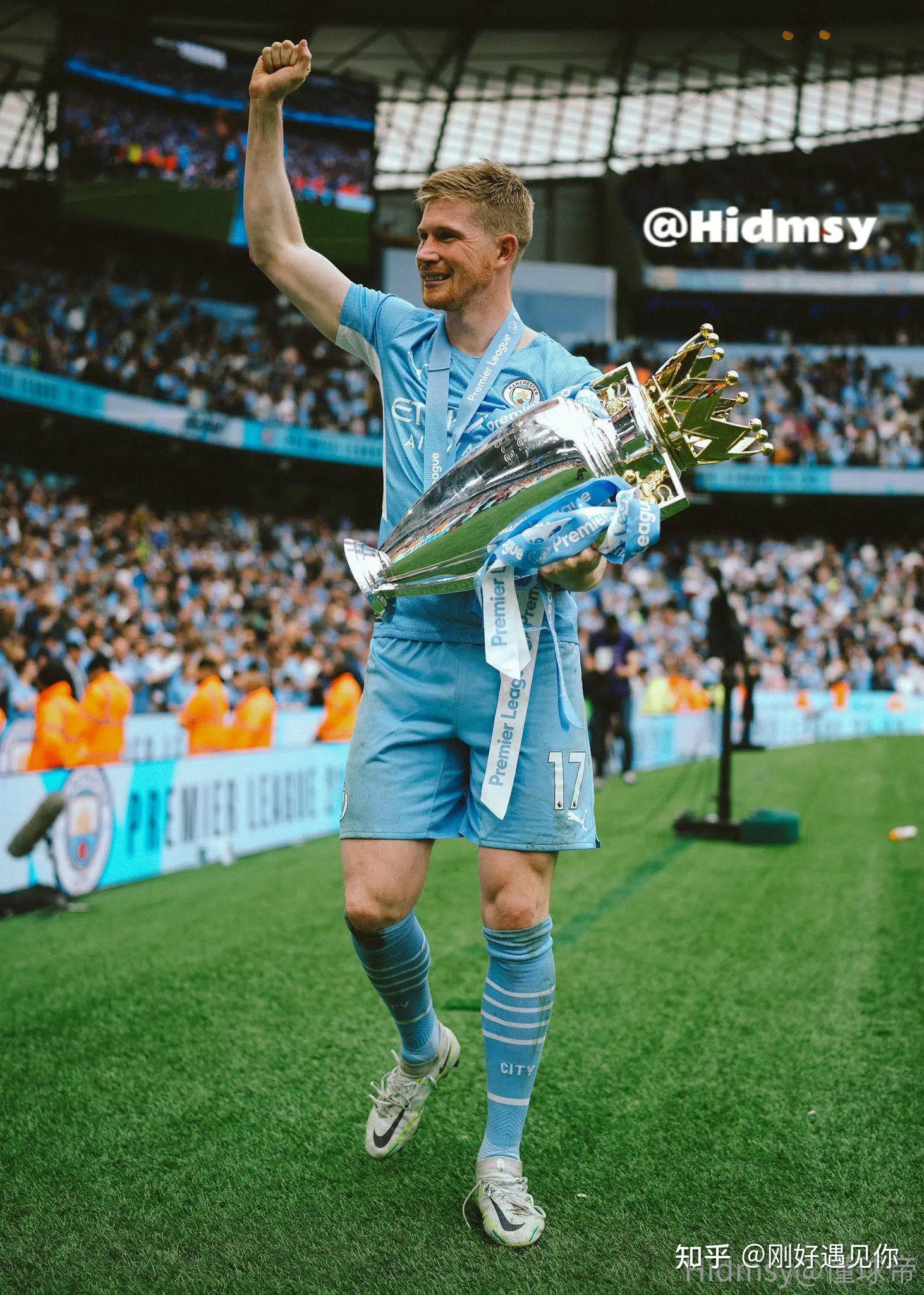 梅西捧起美职联冠军奖杯时，站在一旁的穆勒露出了最真挚的笑容（梅西登顶美职联捧杯时，穆勒在一侧绽放出最真挚的笑意）