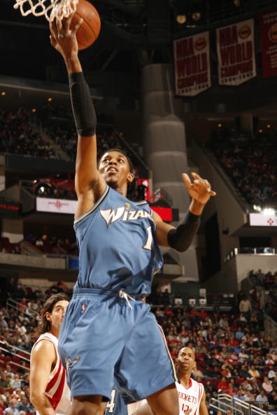 埃杜在高铁站被围满，合同今年到期，他说明年也希望在深圳（埃杜高铁站遭粉丝围堵，合同今年到期：称明年仍盼留在深圳）