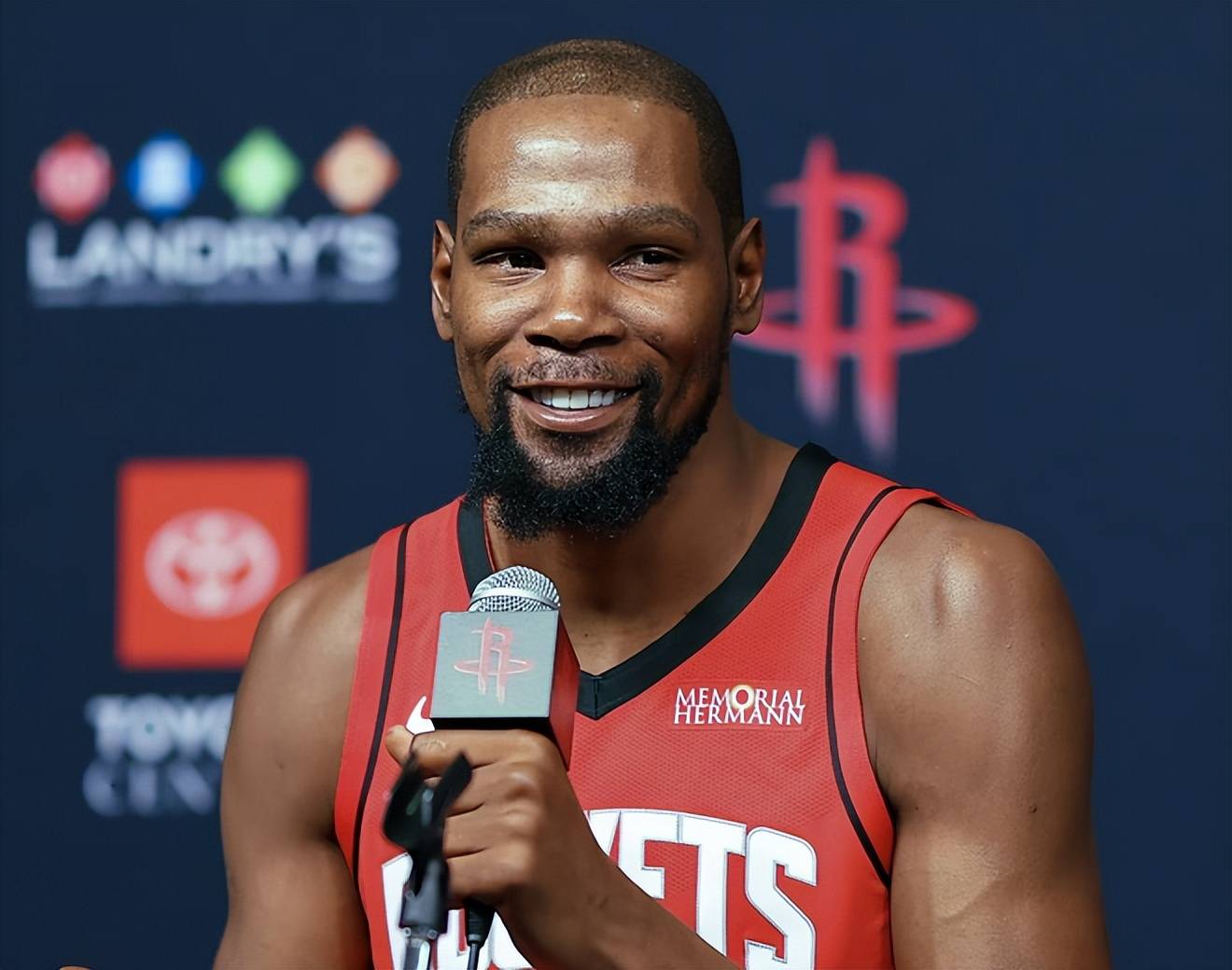 纳兹·里德半场高效表现，为球队注入活力（纳兹·里德上半场高效发挥，点燃球队士气）