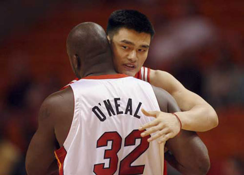 传奇奥斯卡满血复活看海港亚冠 球迷喊队危 ！速归！（奥斯卡满血复活现身海港亚冠看台，球迷高呼球队告急盼其速归）