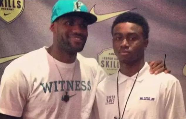 爷青回，维耶里社媒晒与大罗、巴乔、托蒂、卡纳瓦罗等人合照（回忆杀！维耶里社媒晒与大罗、巴乔、托蒂、卡纳瓦罗等传奇合影）