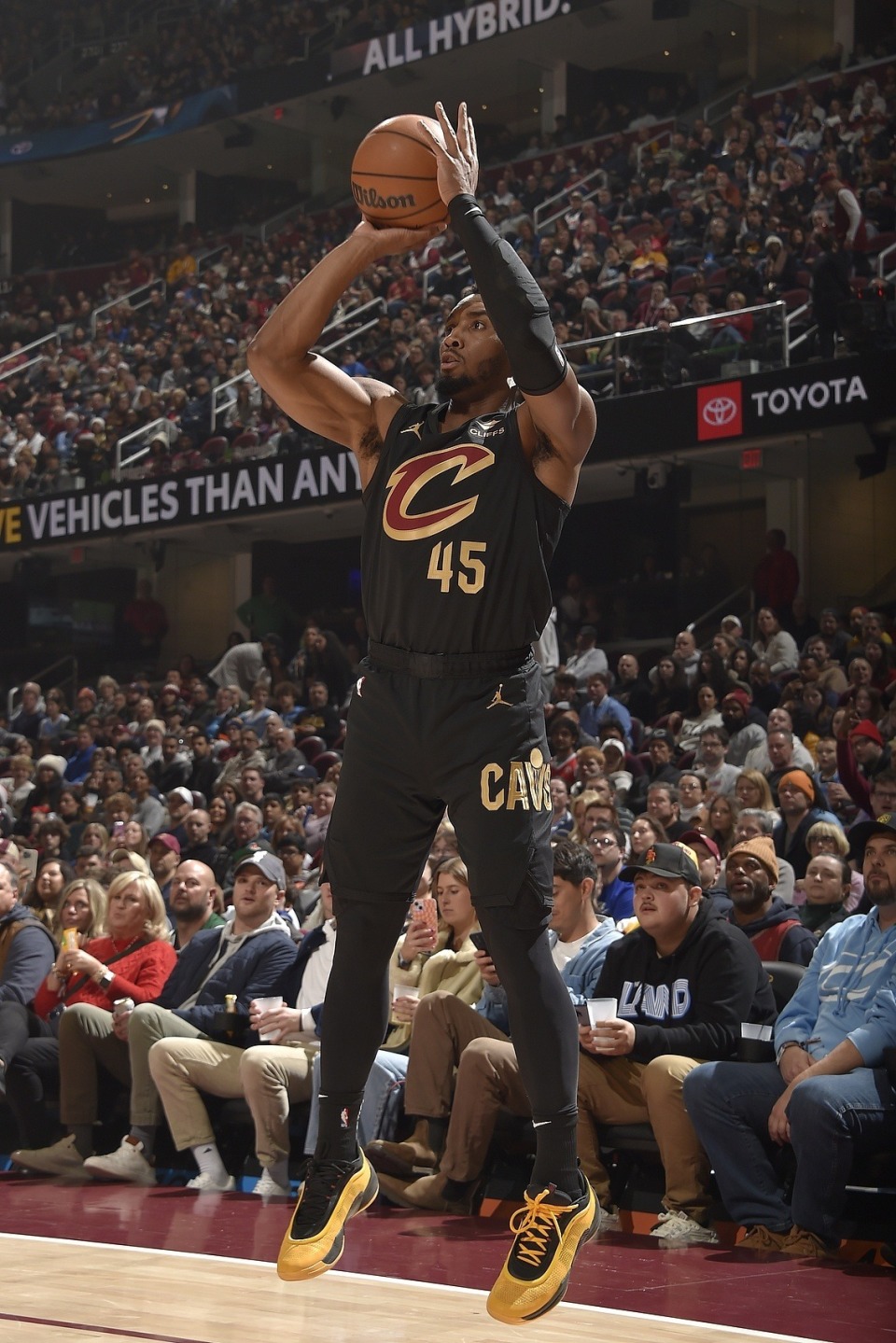 青岛海牛官方：萨里奇和尼古拉在合同期满后离队，祝一切顺利（青岛海牛官宣：萨里奇、尼古拉合同到期离队，俱乐部致以祝福）