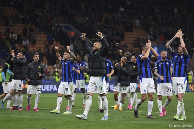 伊布社交媒体秀冠军数量 15个赛季拿13个联赛冠军（伊布社媒晒荣誉：15季斩获13座联赛桂冠）