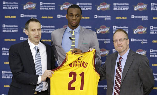 科莫前锋莫拉塔左大腿重伤或手术，预计缺席数月（科莫前锋莫拉塔左大腿重伤恐需手术，预计将缺阵数月）