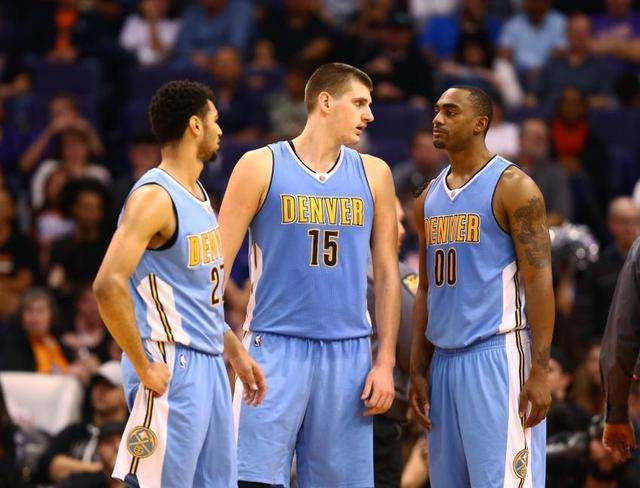 特雷·杨暖心圣诞惊喜：为轮椅小球迷改造房屋便捷性&DIY专属卧室（特雷·杨送上圣诞暖礼：为轮椅小粉丝升级无障碍家居并亲手打造专属卧室）