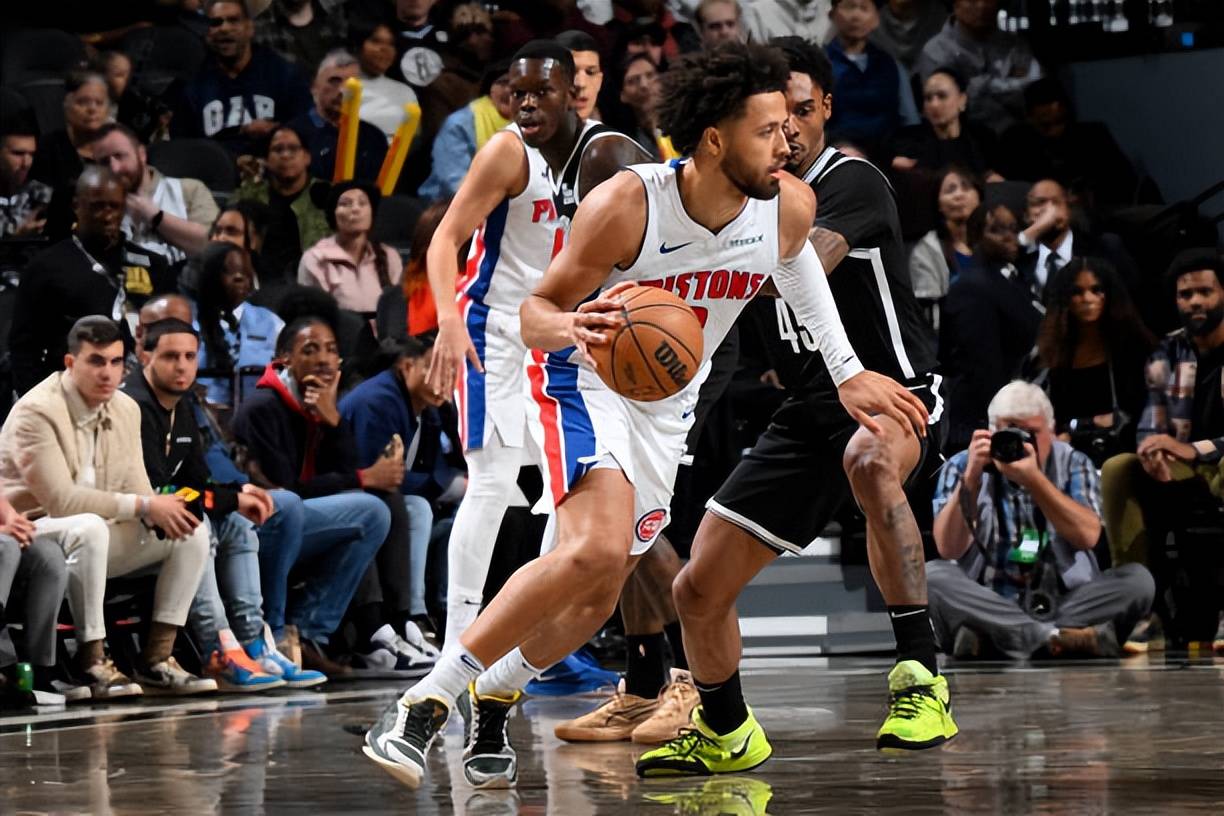 湖记：湖人现在首发防守不行，不认为里夫斯首发是正确选择（湖记：湖人目前首发防守堪忧，里夫斯首发并非正确选择）